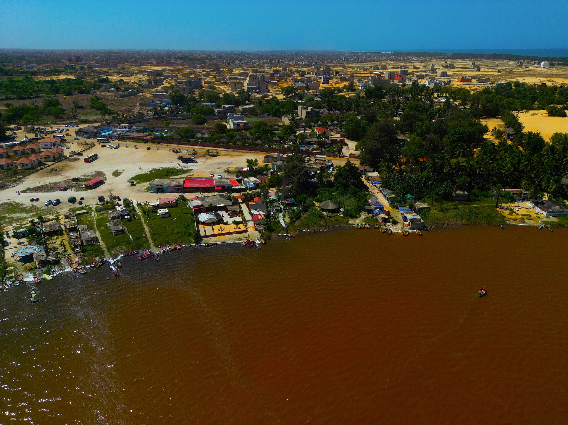 Le lac Rose aux eaux roses et les récolteurs de sel au Sénégal