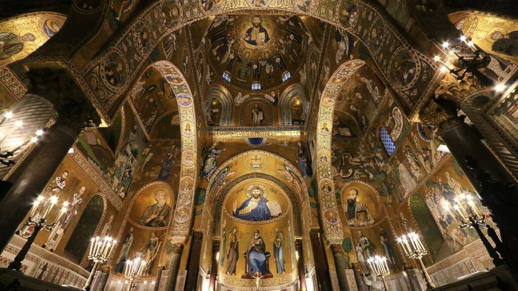 Intérieur de la chapelle Palatine de Palerme, avec ses arcs, ses colonnes et ses mosaïques à fond d'or