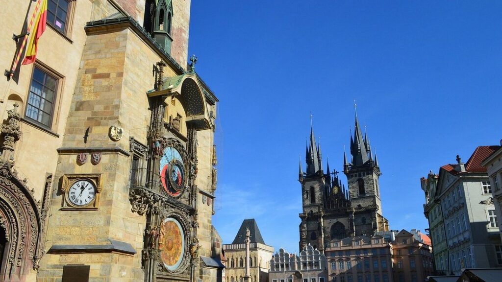 Tour de l'hôtel de ville de Prague avec son horloge astronomique, et les flèches de l'église Notre-Dame-de-Týn derrière