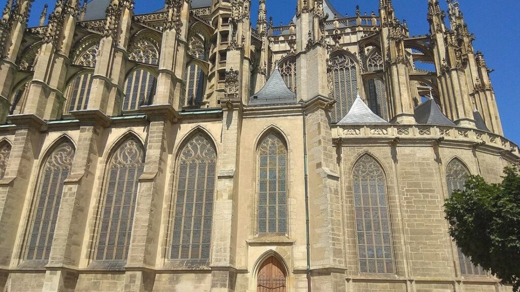 Façade latérale gothique de l'église Sainte-Barbe de Kutná Hora, avec ses arcs-boutants et ses hautes fenêtres