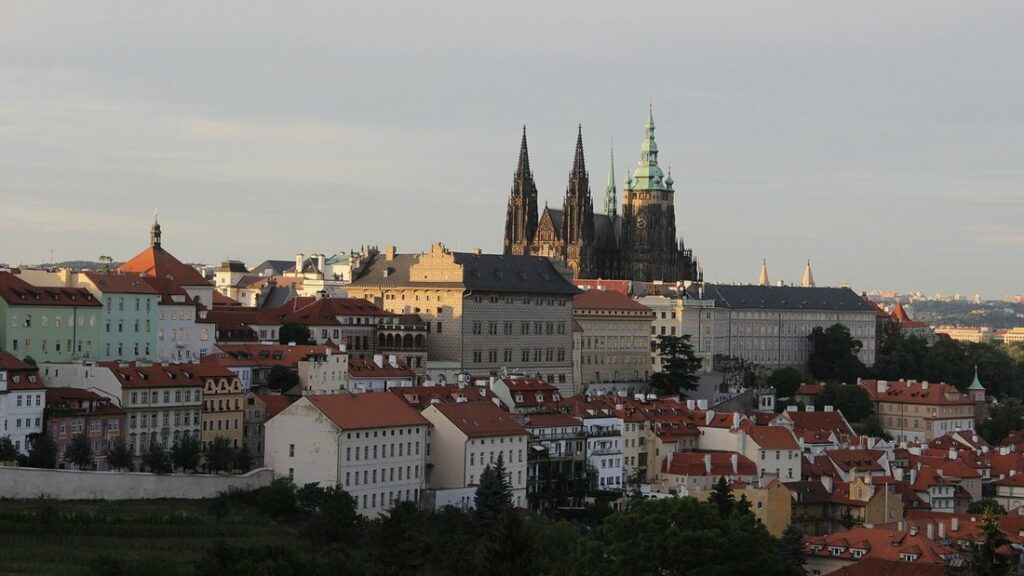 Colline du château de Prague avec la cathédrale Saint-Guy et ses flèches au-dessus des toits de tuiles rouges