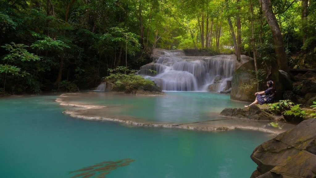 Cascade à étages et bassin d'eau turquoise au milieu de la forêt tropicale