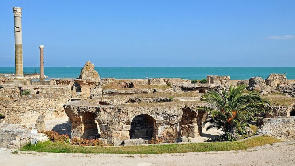Vestiges des thermes d'Antonin à Carthage, voûtes de briques et colonne debout face à la mer bleue