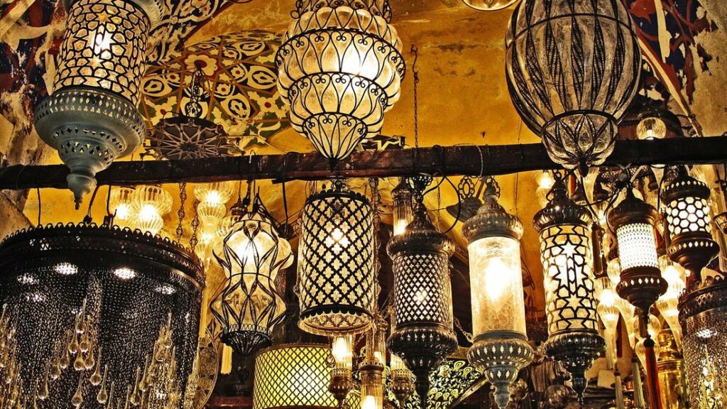 Lanternes en métal ajouré et lampes suspendues dans une boutique de lampes du Grand Bazar, lumière chaude