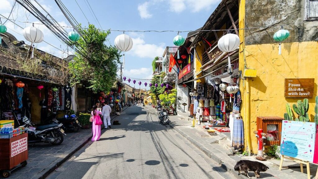 Rue de la vieille ville de Hoi An, maisons jaunes et lanternes suspendues au-dessus de la chaussée