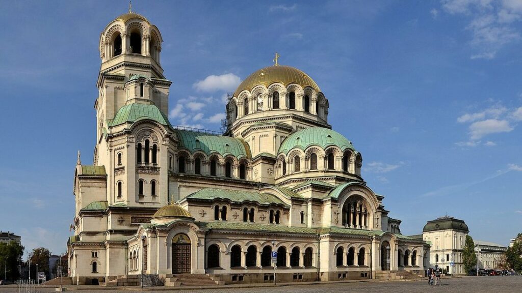 La cathédrale Alexandre-Nevski de Sofia, avec sa coupole dorée et ses toits vert-de-gris sous un ciel bleu
