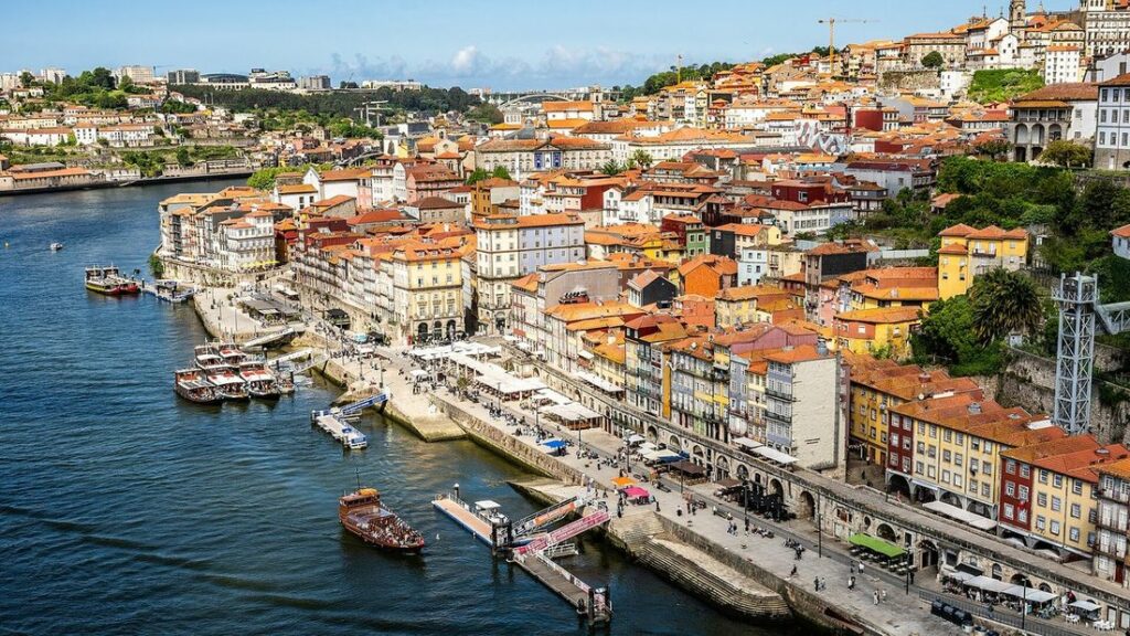 Vue d'en haut de la Ribeira à Porto, avec ses maisons colorées au bord du Douro et des bateaux amarrés