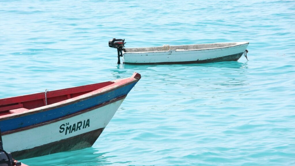 Deux barques aux coques peintes sur une eau turquoise, l'une portant l'inscription Sta Maria, à Sal au Cap-Vert