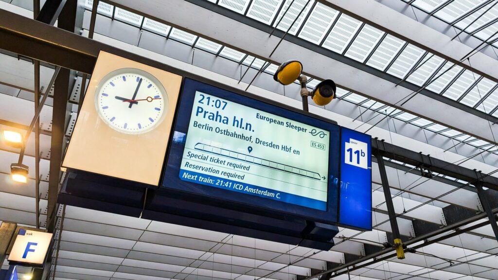 Afficheur de quai de la gare de Rotterdam Centraal annonçant un train de nuit European Sleeper vers Prague, avec un billet spécial et une réservation exigés