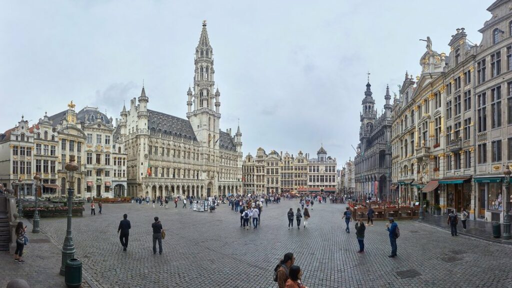 La Grand-Place de Bruxelles, avec la tour de l'hôtel de ville et les façades dorées des maisons des corporations