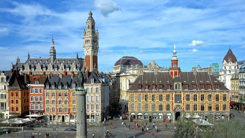 Grand-Place de Lille vue d'en haut : façades de brique et de pierre, beffroi et colonne surmontée d'une statue