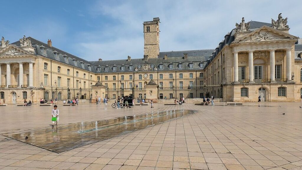 Place de la Libération à Dijon devant la façade du palais des ducs et des États de Bourgogne et sa tour