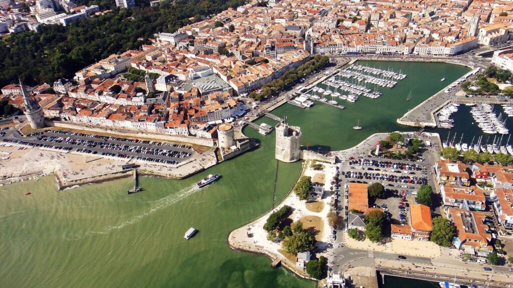 Vue aérienne du Vieux-Port de La Rochelle, de ses tours et de son chenal d'entrée