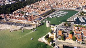 Vue aérienne du Vieux-Port de La Rochelle, de ses tours et de son chenal d'entrée