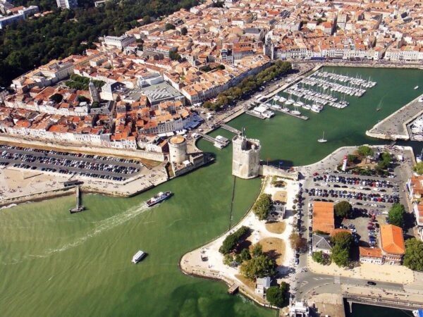 Vue aérienne du Vieux-Port de La Rochelle, de ses tours et de son chenal d'entrée