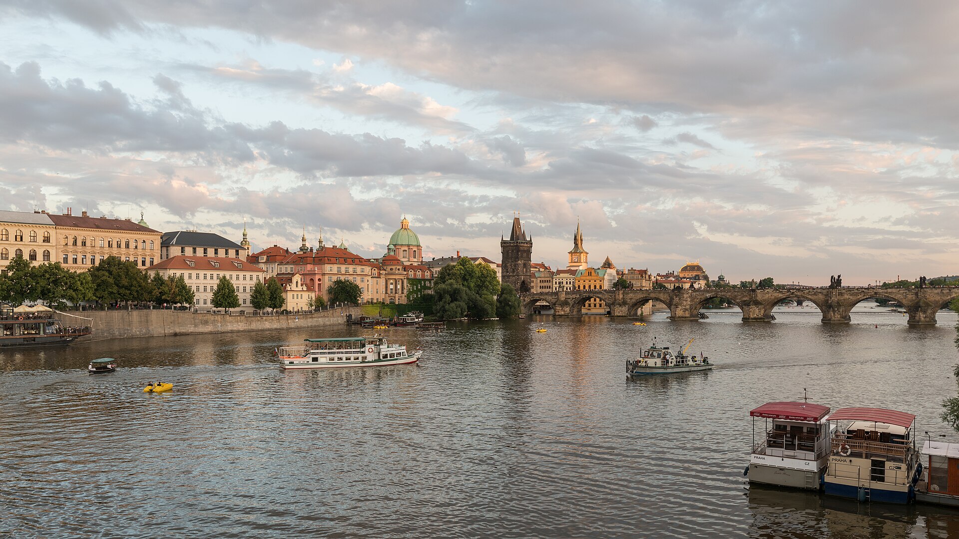Prague et ses toits rouges vus depuis le château